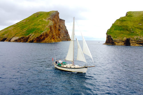 Seule en mer, de l'Afrique du Sud aux Açores, ce jeudi 5 oct. de 10h00 à 11h00 à l'émission Ici et Ailleurs, en rediffusion lundi 9 oct. à 11h00.