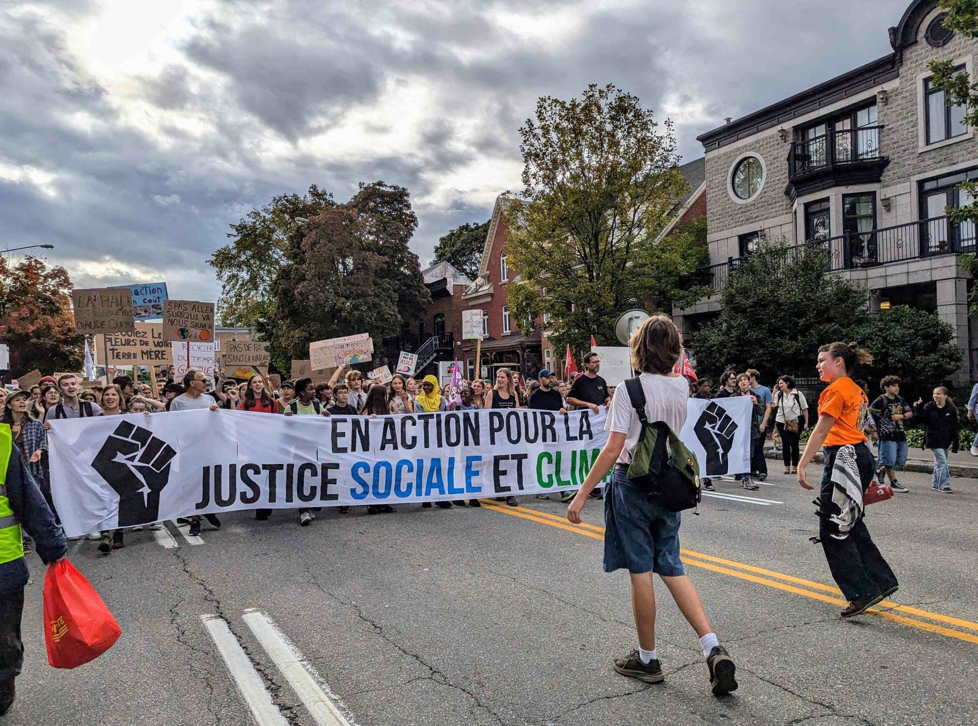 Des centaines de manifestants pour le climat à Québec