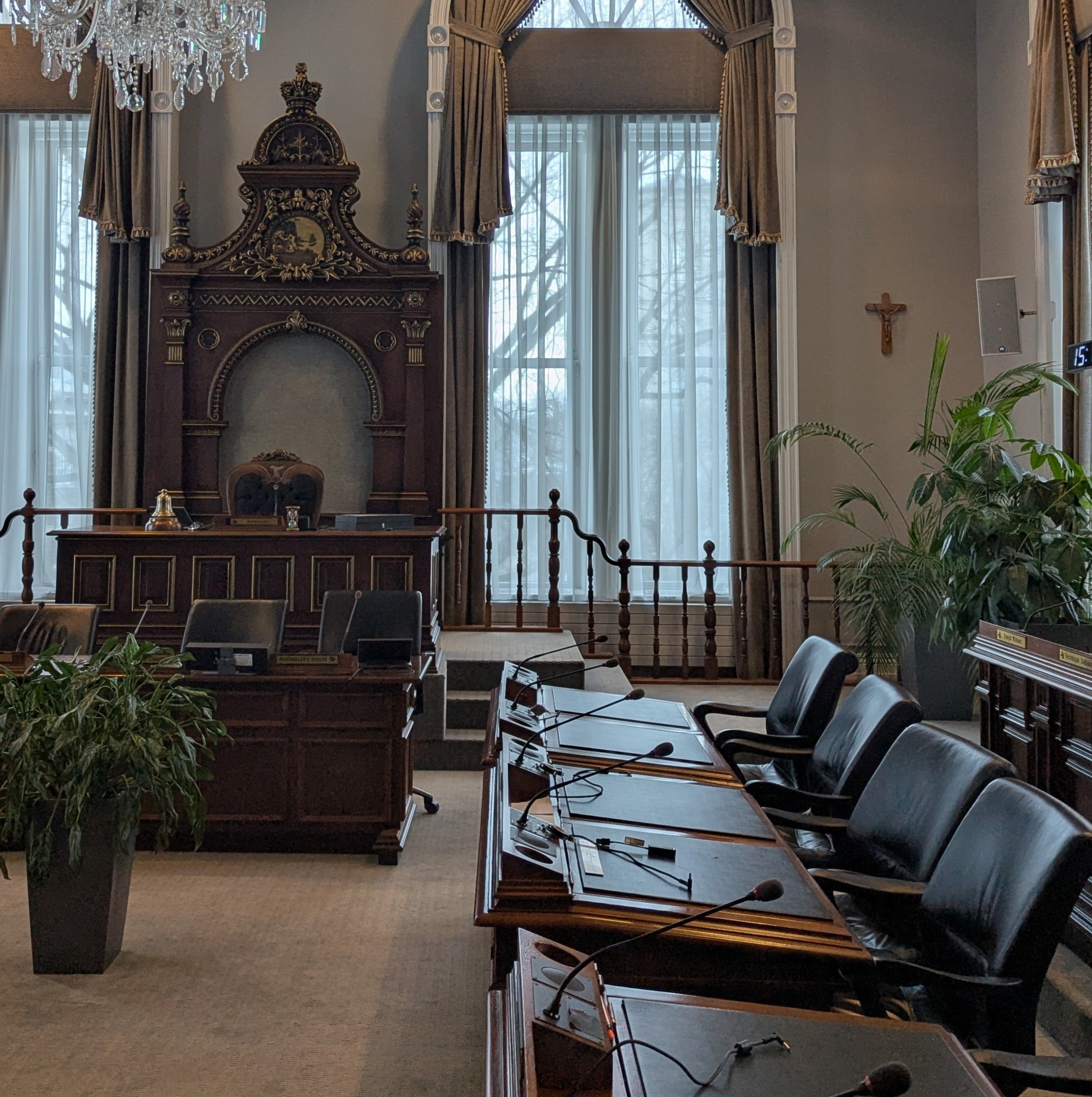 Des voix s’élèvent pour retirer le crucifix de l’hôtel de ville