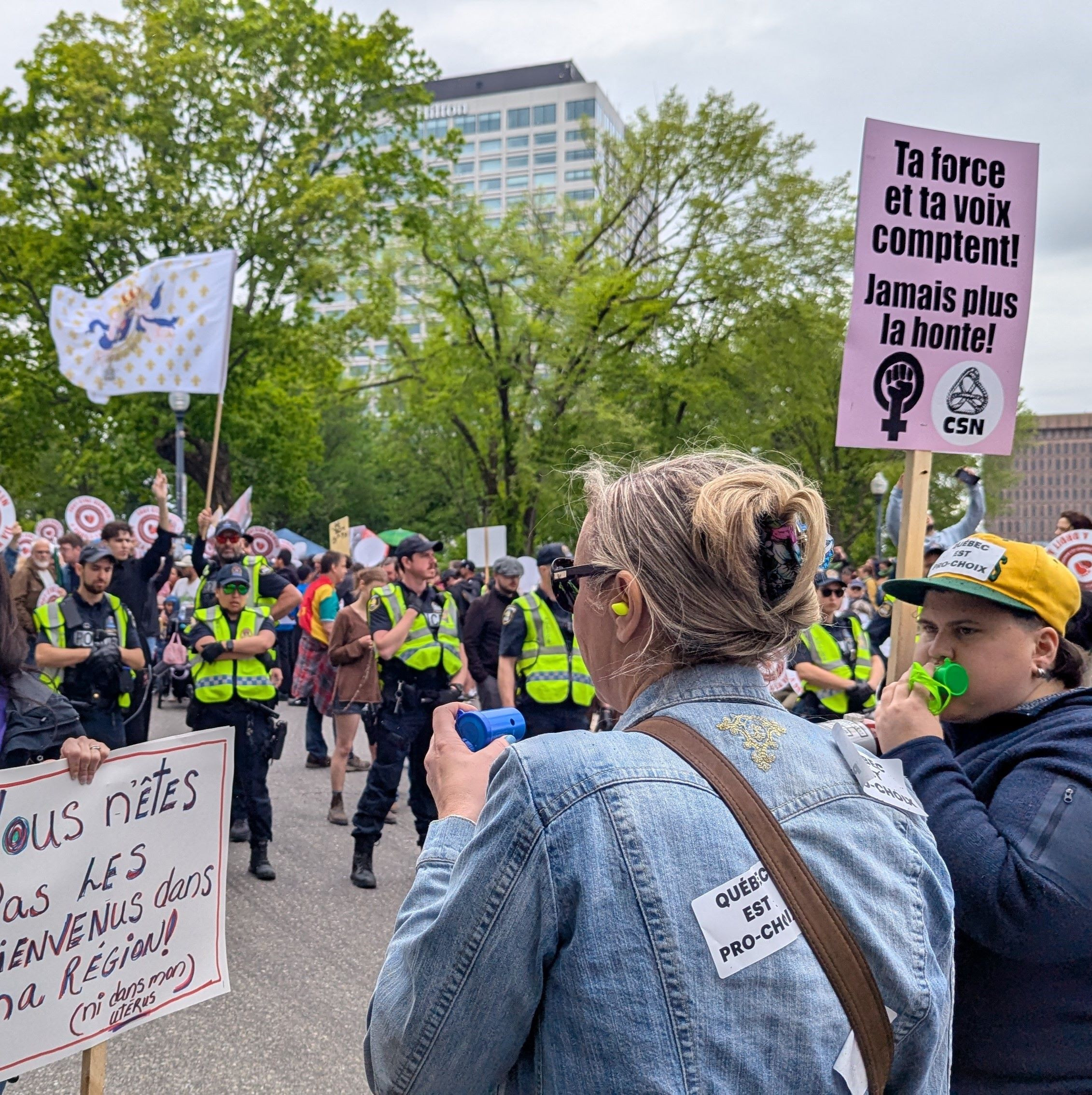 Des centaines de manifestants dénoncent un rassemblement anti-avortement