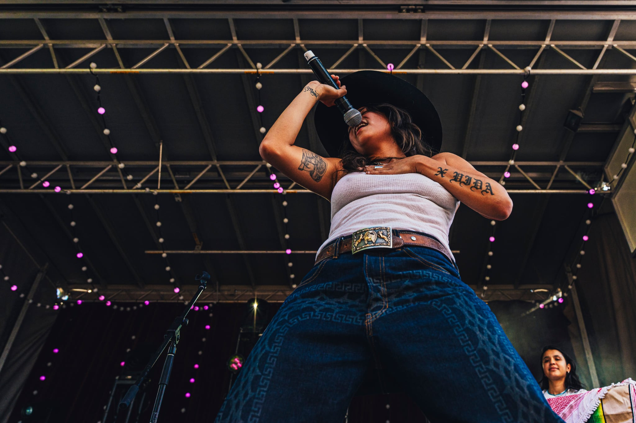 Entrevue exclusive : Reyna Tropical au Festif! de Baie-Saint-Paul