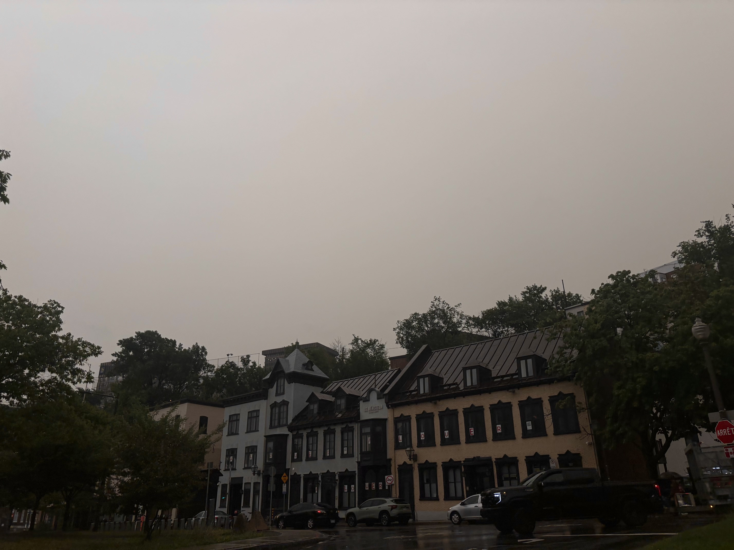Ciel jaunâtre et forte odeur de fumée : les feux de forêt se font sentir à Québec